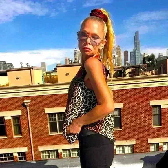 Elizabeth and James Everly Leopard Hi-Low Sleeveless Top small - Picture 3 of 6